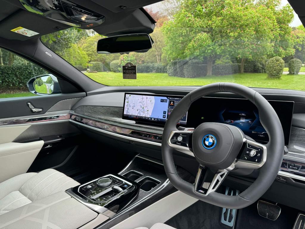 bmw-i7-interior