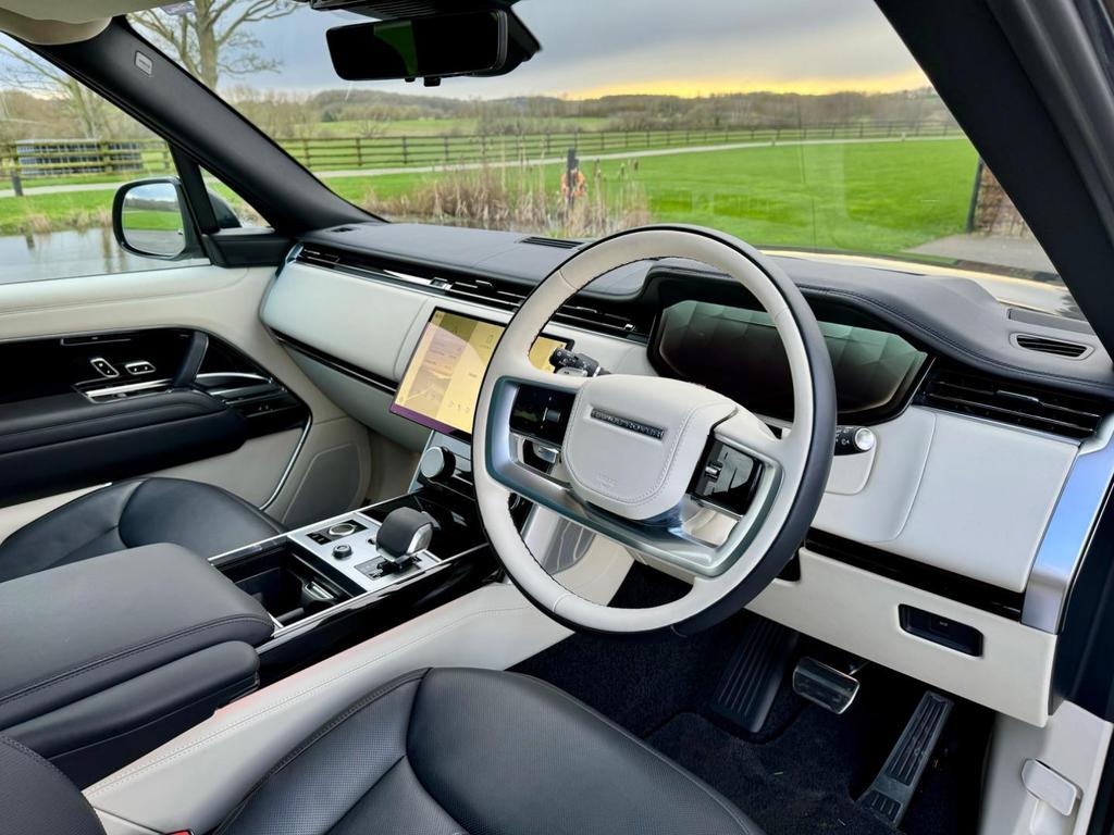 range-rover-trunk-interior