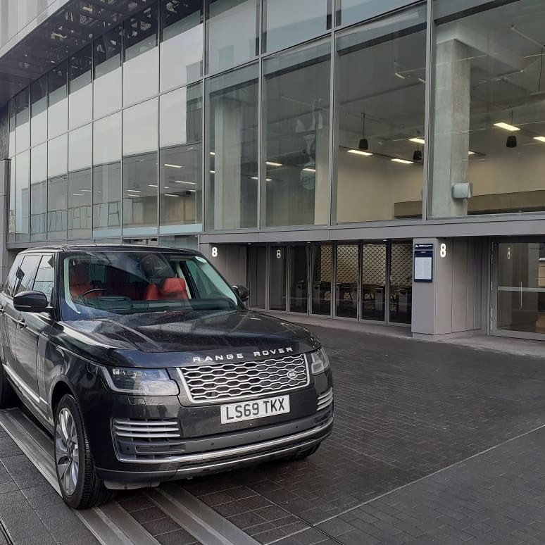 range-rover-waiting-for-a-client-who-is-in-a-meeting