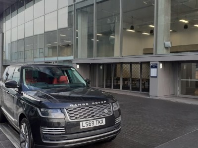 range-rover-waiting-for-a-client-who-is-in-a-meeting